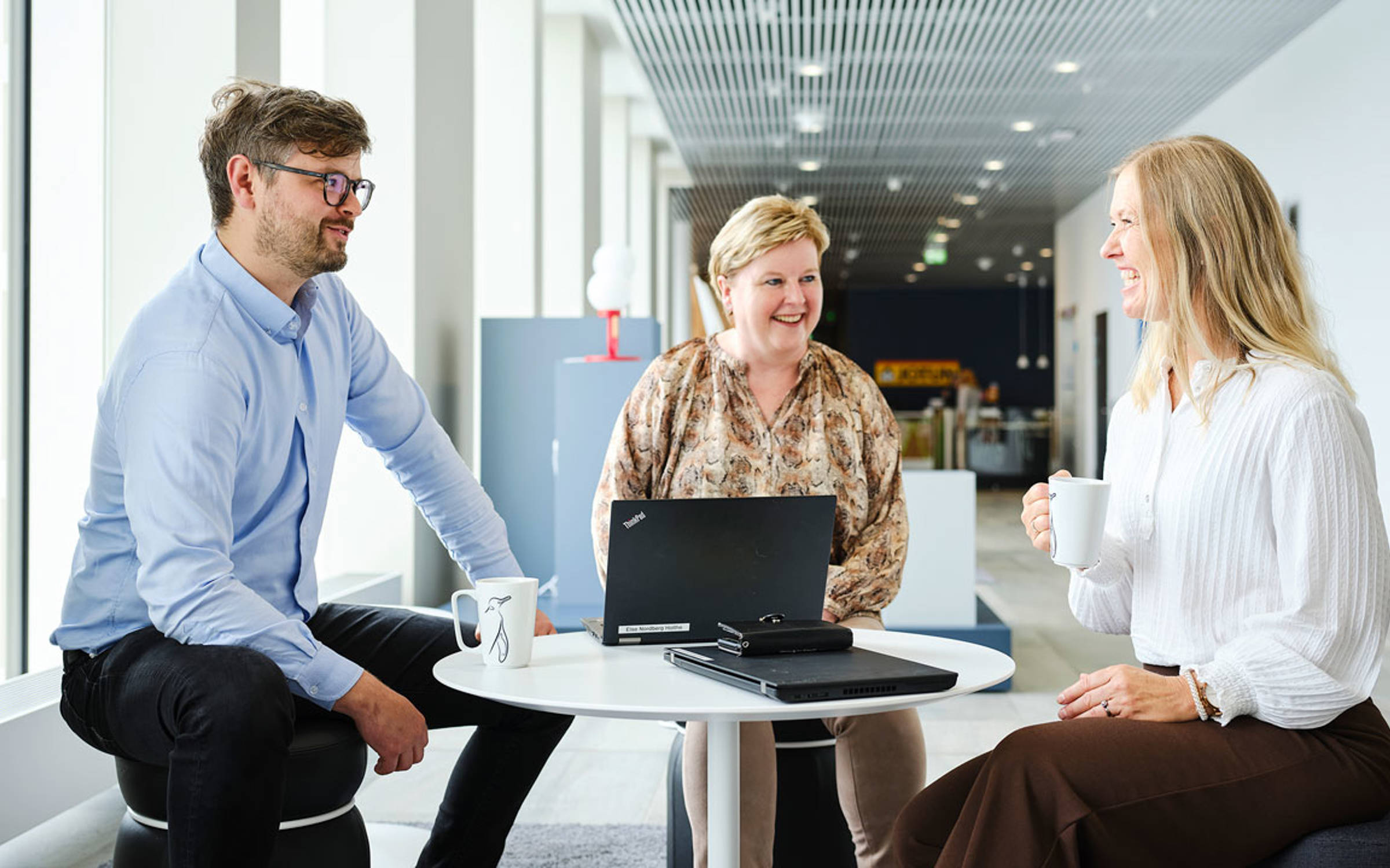 Jotun employee Sindre Tveitan Dokken meets with Else Nordberg Holthe and Marit Senum Brownrigg