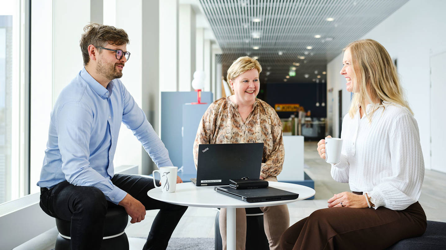 Jotun employee Sindre Tveitan Dokken meets with Else Nordberg Holthe and Marit Senum Brownrigg