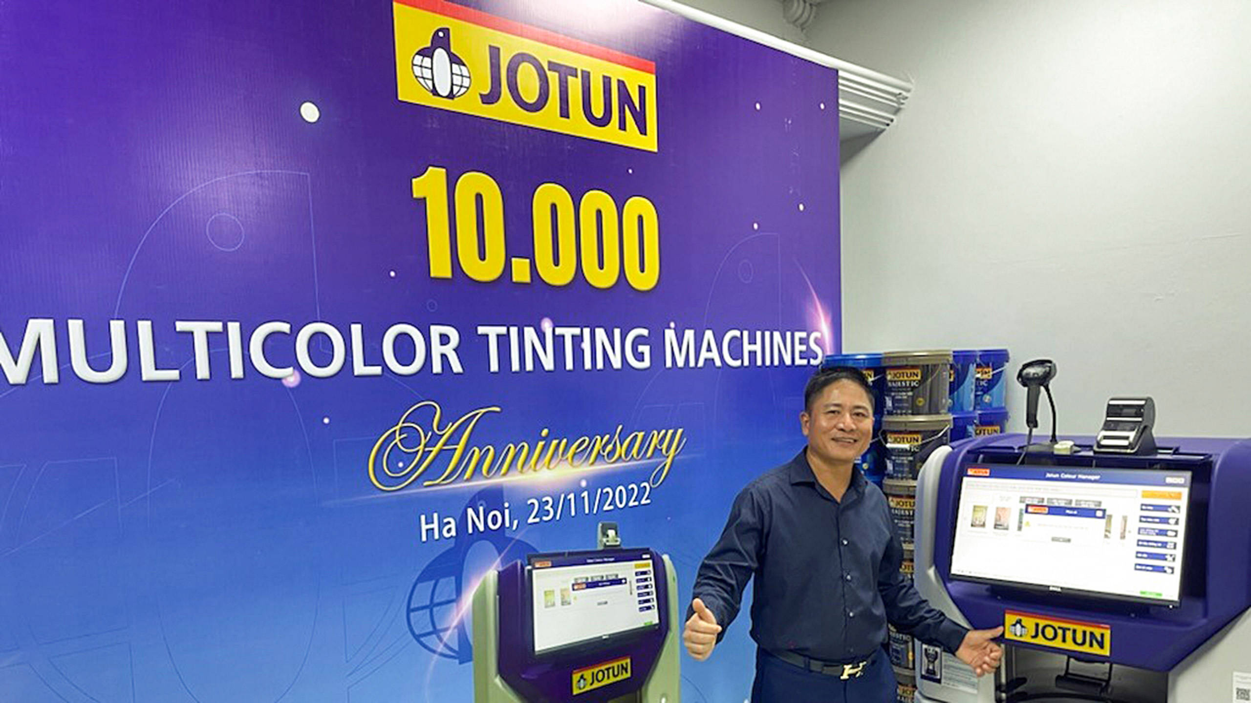 Long time dealer, Binh Nguyen, celebrates the installation of Jotun’s 10,000th Multicolor Machine.